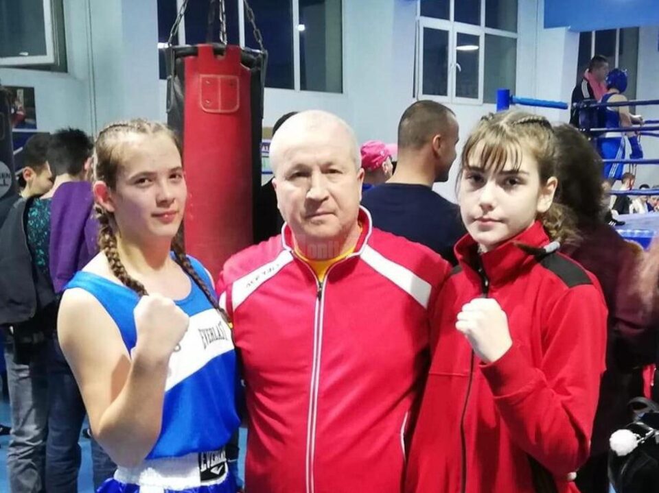 Antrenorul Vasile Nistor, alaturi de cele doua vicecampioane