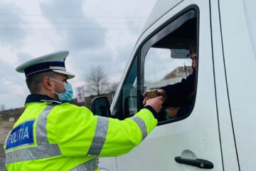 Polițiștii încearcă să-i convingă pe șoferii ucraineni să se odihnească între drumurile lungi