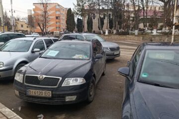 Tot mai multe mașini cu număr de Ucraina pot fi văzute în Siret