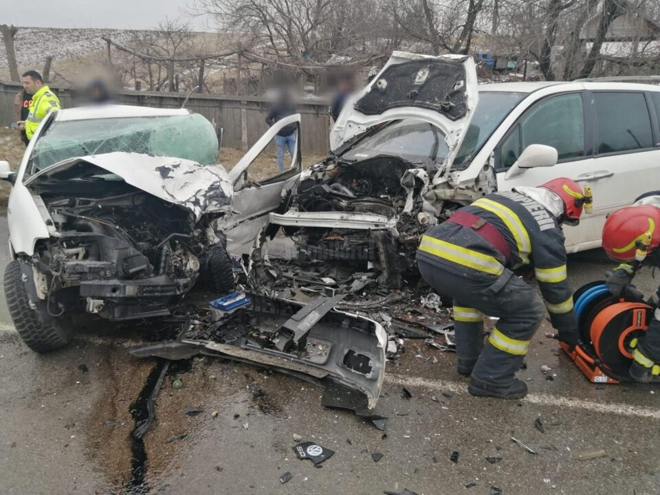 Accident grav, cu un șofer încarcerat, la ieșirea din Fălticeni spre Preutești