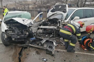 Accident grav, cu un șofer încarcerat, la ieșirea din Fălticeni spre Preutești
