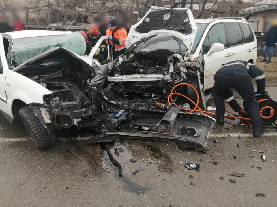 Accident grav, cu un șofer încarcerat, la ieșirea din Fălticeni spre Preutești