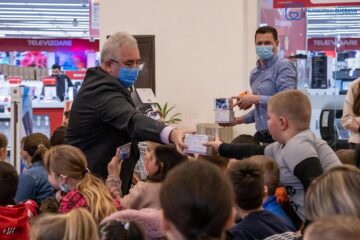 Spectacol cu surprize pentru copiii refugiaților din Ucraina, care au primit jucării și dulciuri din partea autorităților locale și județene