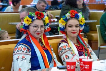 Spectacol cu surprize pentru copiii refugiaților din Ucraina, care au primit jucării și dulciuri din partea autorităților locale și județene