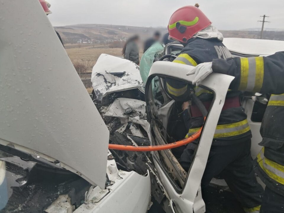 Șofer mort după o depășire pe linia continuă și un impact nimicitor