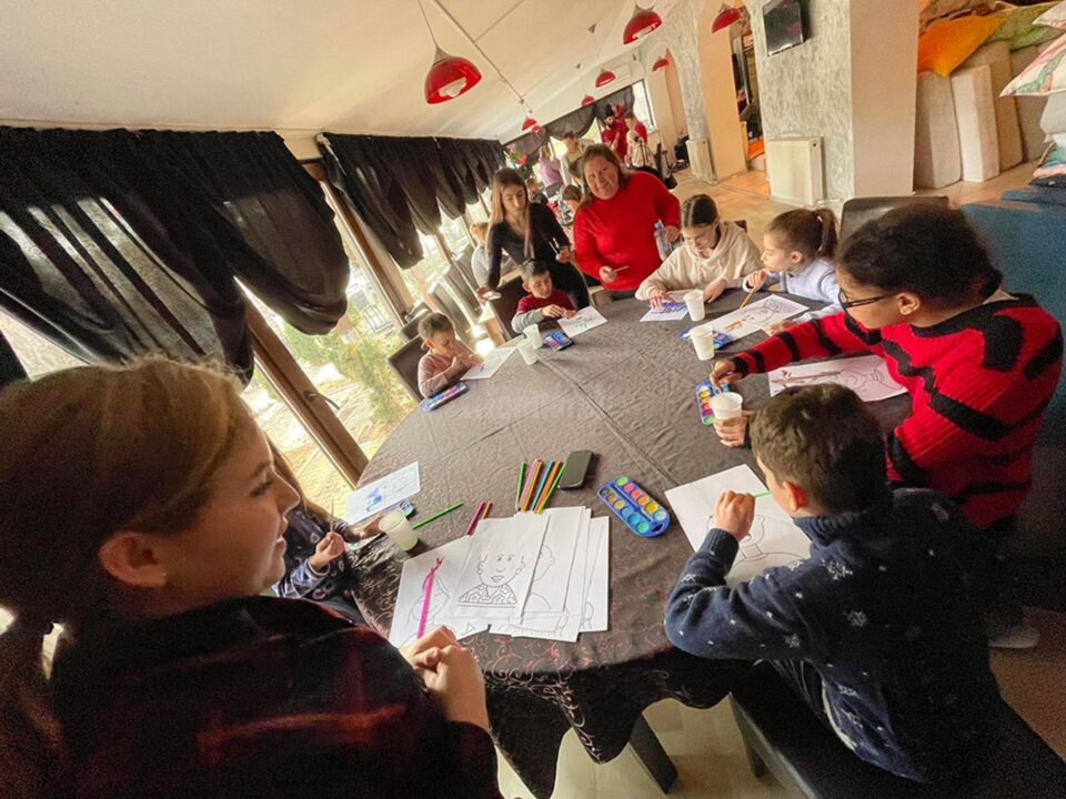 Jocuri didactice și terapeutice pentru copiii refugiaților din Ucraina, sub bagheta studenților USV