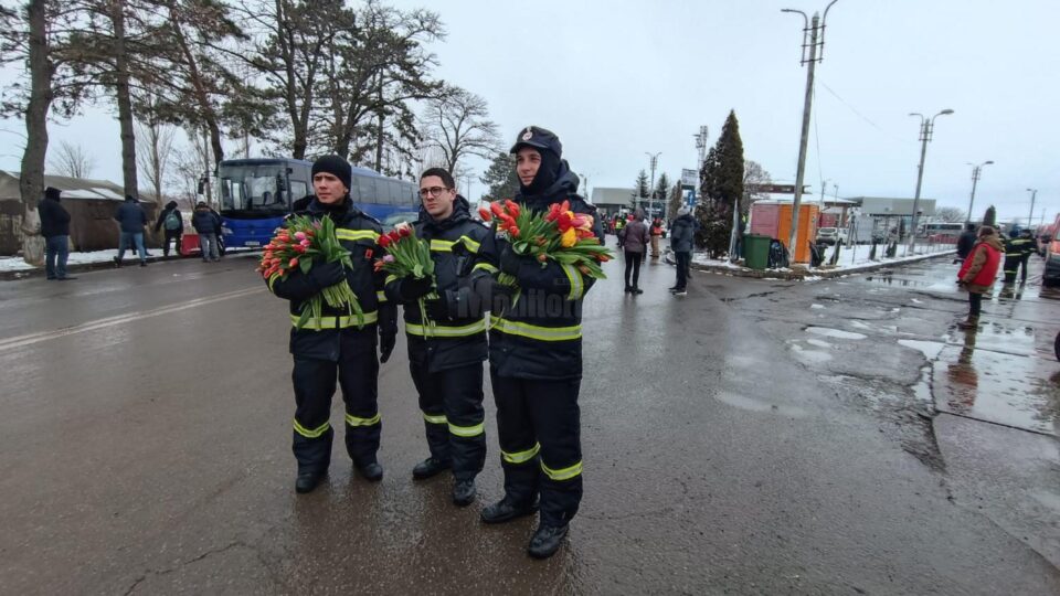 Refugiatele din Ucraina, întâmpinate cu flori, la Vama Siret, de 8 Martie