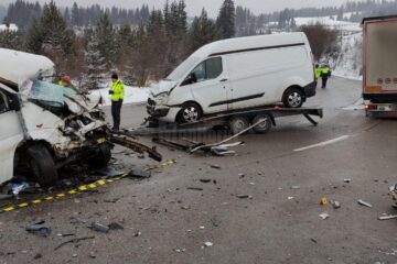 Un microbuz și un tir, implicate într-un accident grav pe Mestecăniș
