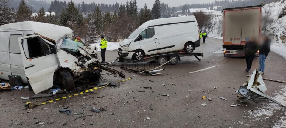 Un microbuz și un tir, implicate într-un accident grav pe Mestecăniș