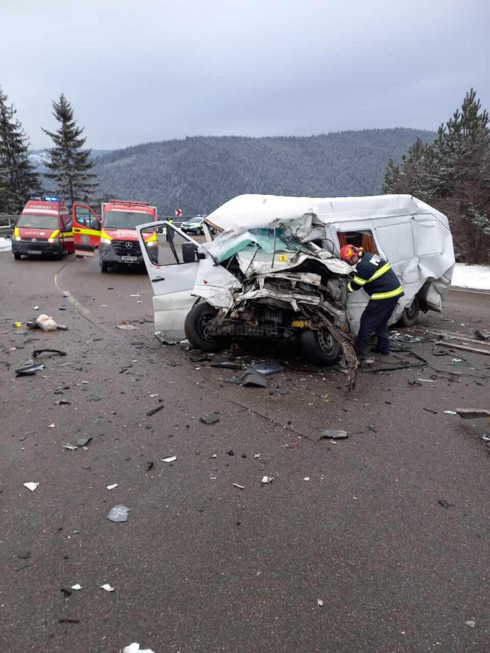 Un microbuz care venea din străinătate s-a izbit într-un tir, pe Mestecăniș
