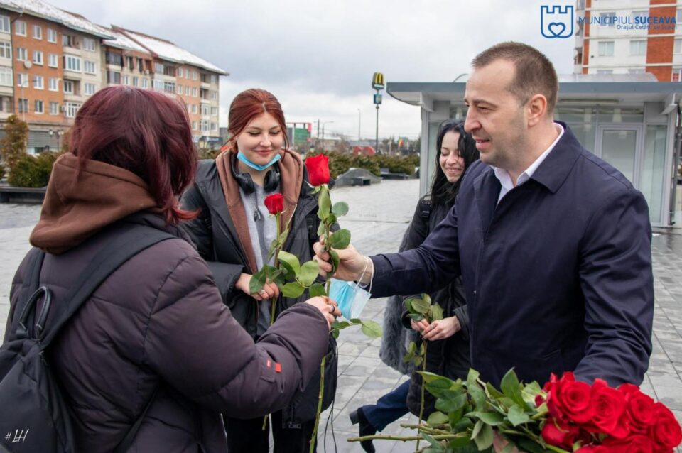 Viceprimarul municipiului Suceava, Lucian Harșovschi, a oferit mii de trandafiri de toate culorile, doamnelor și domnișoarelor