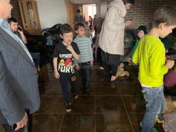 Paturi improvizate în locul băncilor din biserică pentru cazarea refugiaților din Mariupol