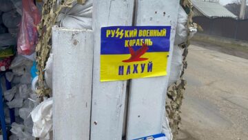 Paturi improvizate în locul băncilor din biserică pentru cazarea refugiaților din Mariupol