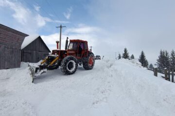 Primarul din Ulma a urcat pe tractor și a trecut la deszăpezire