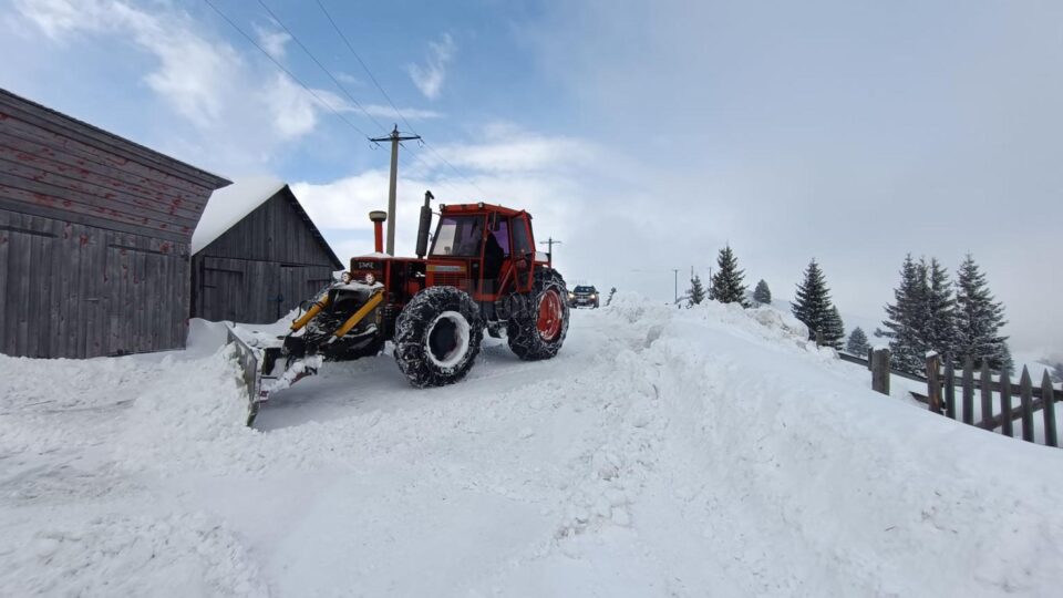 Primarul din Ulma a urcat pe tractor și a trecut la deszăpezire