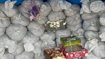 Paturi improvizate în locul băncilor din biserică pentru cazarea refugiaților din Mariupol