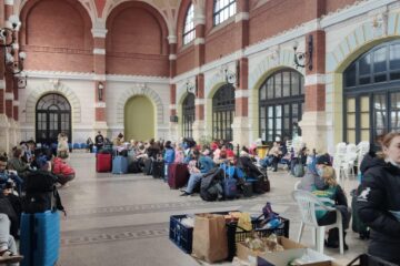 Sala de festivități a Gării Burdujeni, plină cu refugiați
