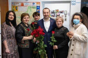 Viceprimarul municipiului Suceava, Lucian Harșovschi, a oferit mii de trandafiri de toate culorile, doamnelor și domnișoarelor
