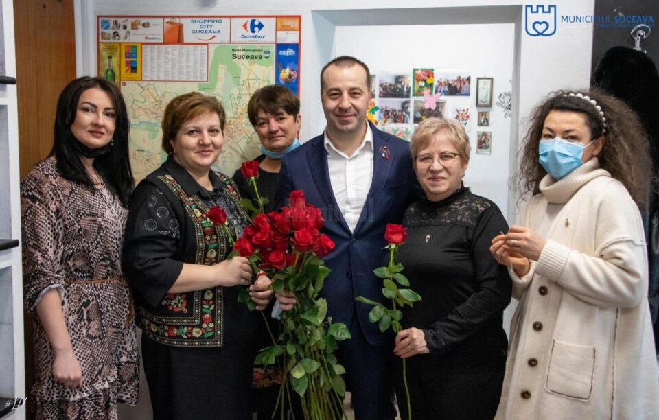 Viceprimarul municipiului Suceava, Lucian Harșovschi, a oferit mii de trandafiri de toate culorile, doamnelor și domnișoarelor
