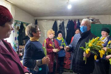 Mii de lalele galbene oferite doamnelor și domnișoarelor de primarul Sucevei, Ion Lungu