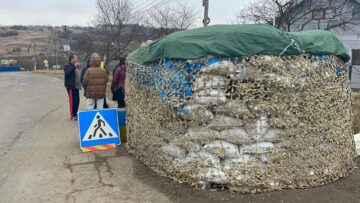 Paturi improvizate în locul băncilor din biserică pentru cazarea refugiaților din Mariupol