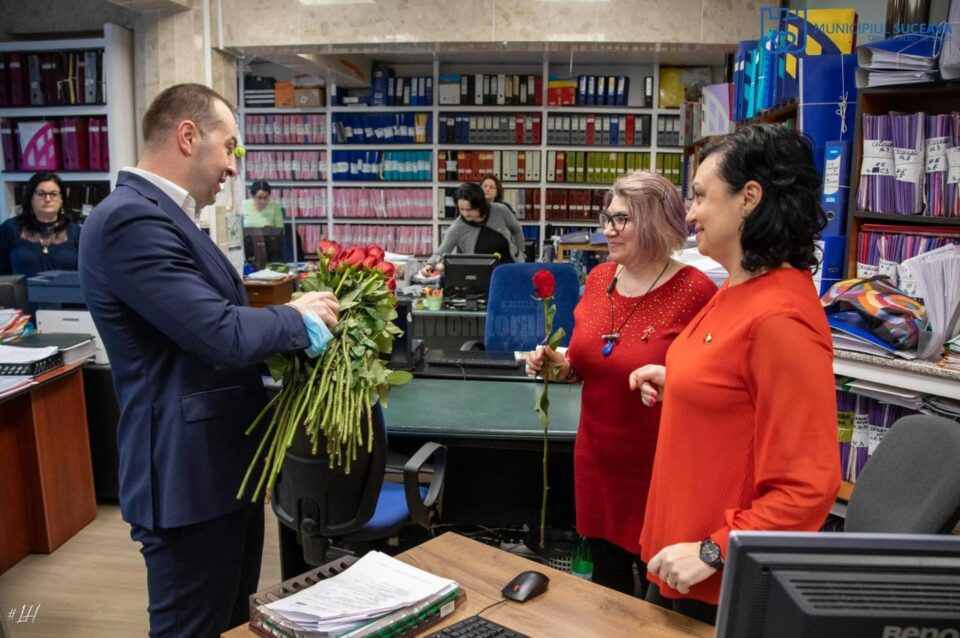 Viceprimarul municipiului Suceava, Lucian Harșovschi, a oferit mii de trandafiri de toate culorile, doamnelor și domnișoarelor