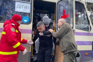 Ambasadorul Israelului in România a pus umarul la transportul copiilor bolnavi