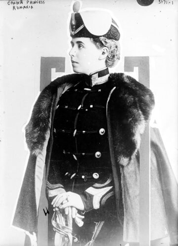 „Regina-soldat“ - Maria a fost comandant onorific al Regimentului 4 Roșiori, care i-a purtat numele și a cărui uniformă a îmbrăcat-o