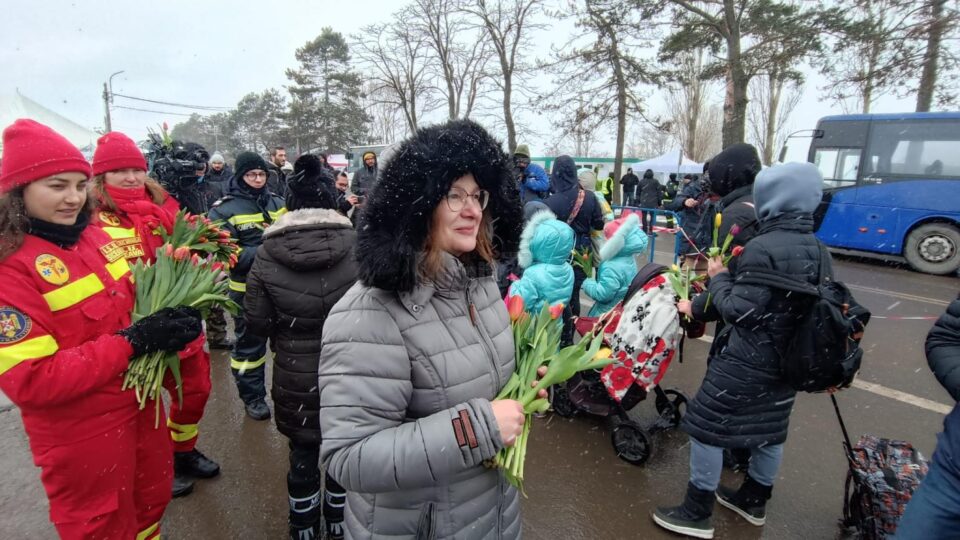 Refugiatele din Ucraina, întâmpinate cu flori, la Vama Siret, de 8 Martie