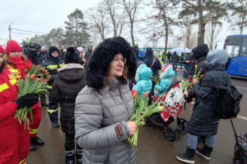 Refugiatele din Ucraina, întâmpinate cu flori, la Vama Siret, de 8 Martie