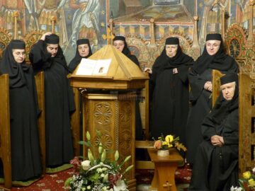 O parte din obștea Mănăstirii Voroneț