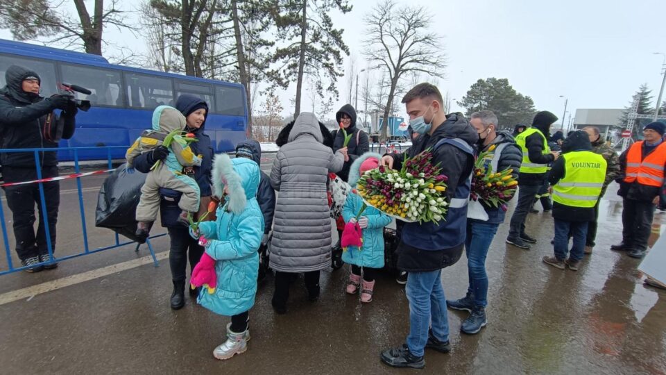 Refugiatele din Ucraina, întâmpinate cu flori, la Vama Siret, de 8 Martie