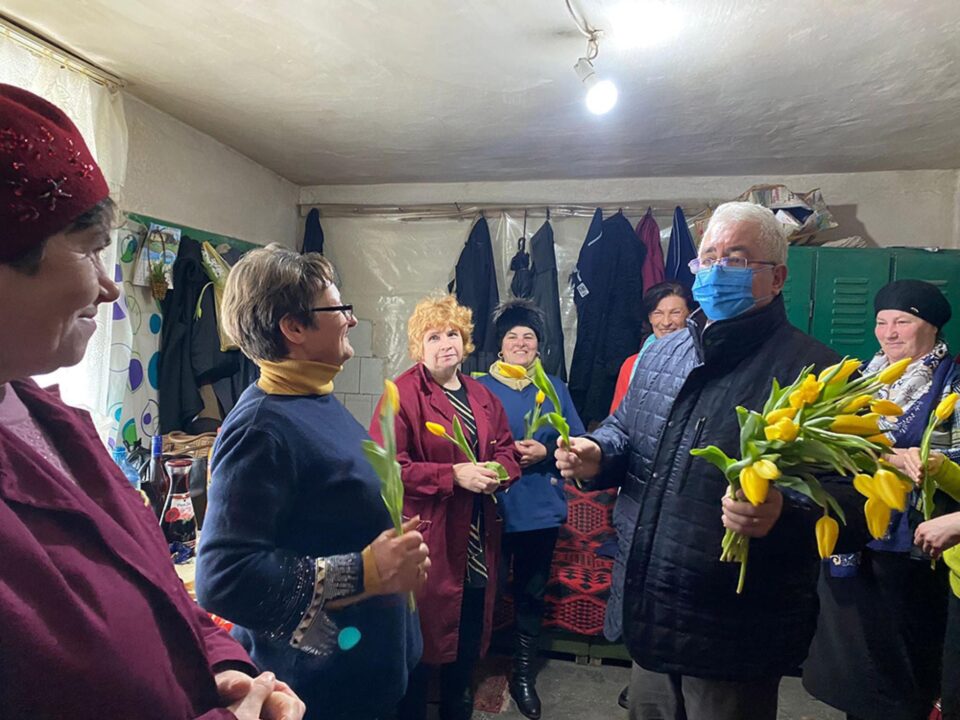 Primarul municipiului Suceava a ținut să felicite și să ofere flori cât mai multor doamne și domnișoare, făcând un tur de oraș, în mai multe zone Primarul municipiului Suceava a ținut să felicite și să ofere flori cât mai multor doamne și domnișoare, făcând un tur de oraș, în mai multe zone