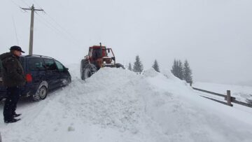 Primarul din Ulma a urcat în tractor și s-a apucat de deszăpezit drumurile după ninsoarea de marți dimineață