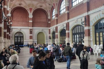 Sala de festivități a Gării Burdujeni, plină cu refugiați