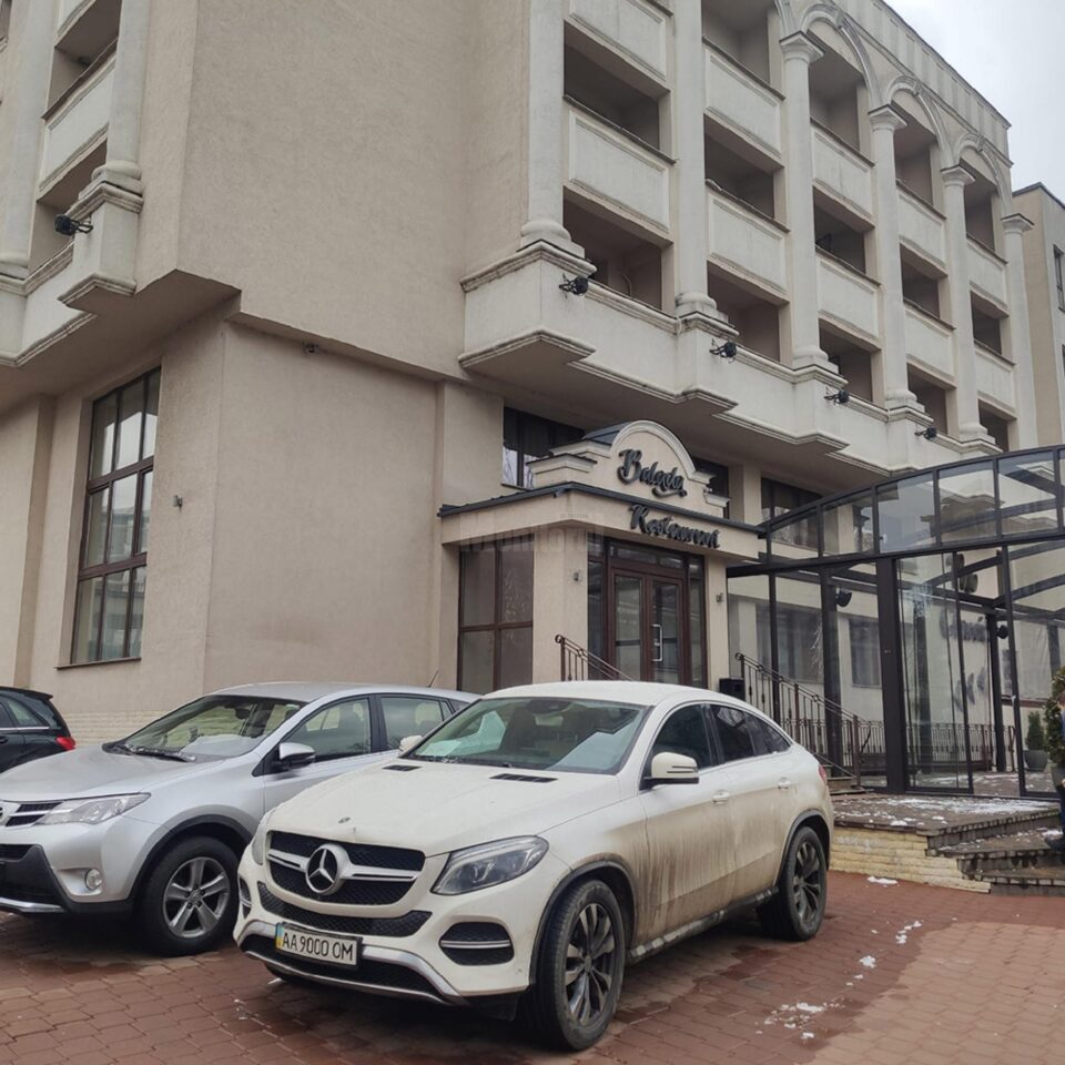 Parcările hotelurilor, pline de mașini din Ucraina
