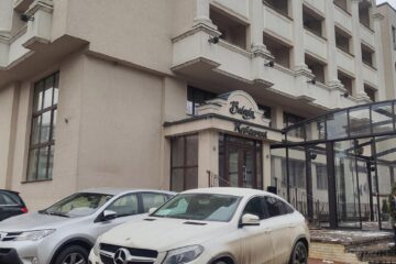 Parcările hotelurilor, pline de mașini din Ucraina