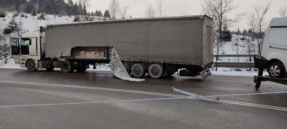 Accident grav, după ce un microbuz a intrat într-un tir, pe Mestecăniș