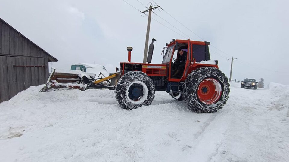 Primarul din Ulma a urcat pe tractor și a trecut la deszăpezire