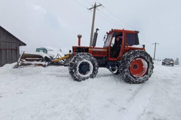 Primarul din Ulma a urcat pe tractor și a trecut la deszăpezire