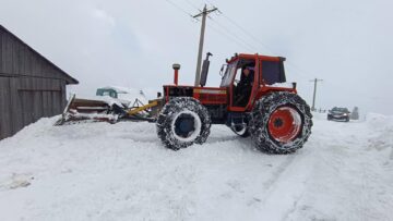Primarul din Ulma a urcat pe tractor și a trecut la deszăpezire
