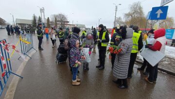 Refugiatele din Ucraina, întâmpinate cu flori, la Vama Siret, de 8 Martie