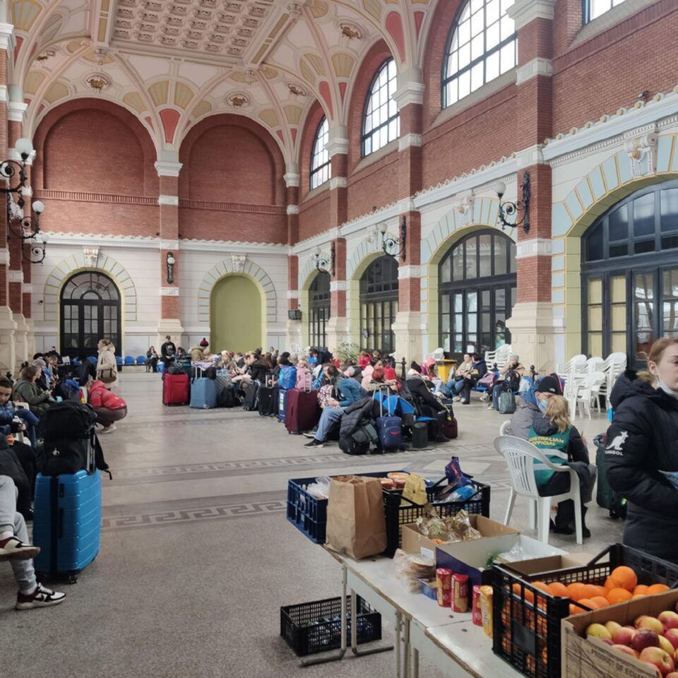 Sala de festivități a Gării Burdujeni, plină cu refugiați