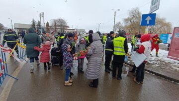 Refugiatele din Ucraina, întâmpinate cu flori, la Vama Siret, de 8 Martie