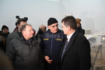 Președintele CJ Suceava, Gheorghe Flutur, comisarul european Janez Lenarčič și șeful DSU din România, Raed Arafat