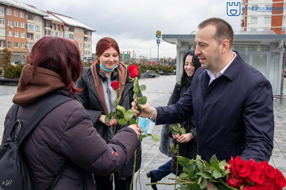 Viceprimarul municipiului Suceava Lucian Harșovschi a oferit mii de trandafiri de toate culorile, doamnelor și domnișoarelor
