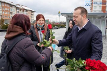 Viceprimarul municipiului Suceava Lucian Harșovschi a oferit mii de trandafiri de toate culorile, doamnelor și domnișoarelor
