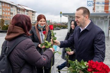 Viceprimarul municipiului Suceava Lucian Harșovschi a oferit mii de trandafiri de toate culorile, doamnelor și domnișoarelor
