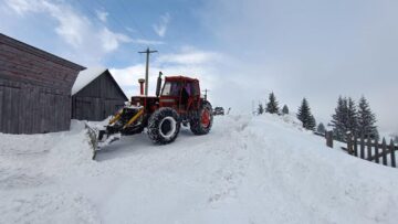 Primarul din Ulma a urcat în tractor și s-a apucat de deszăpezit drumurile după ninsoarea de marți dimineață