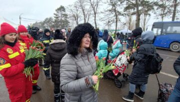 Refugiatele din Ucraina, întâmpinate cu flori, la Vama Siret, de 8 Martie
